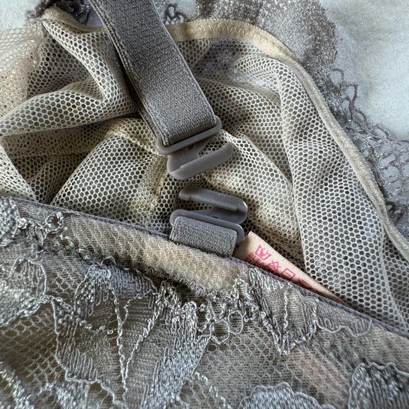 Victoria’s Secret Gray Lace Bra SZ 38DD - Picture 11 of 13